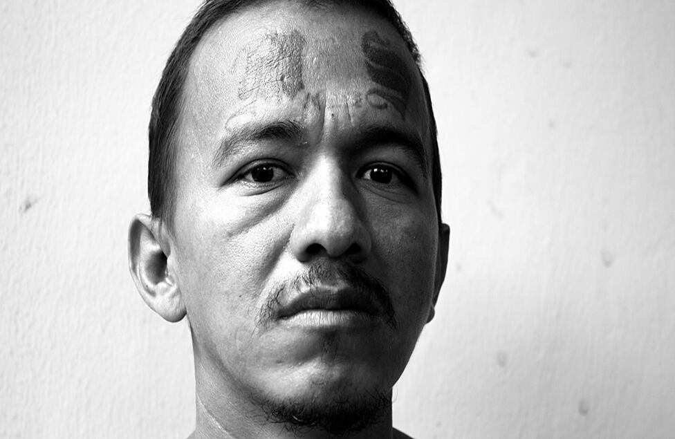 Este ex pandillero de la Salvatrucha tiene marcadas en su cara las siglas de su mara. Ahora confía en participar en un programa del gobierno para retirar tatuajes con láser.