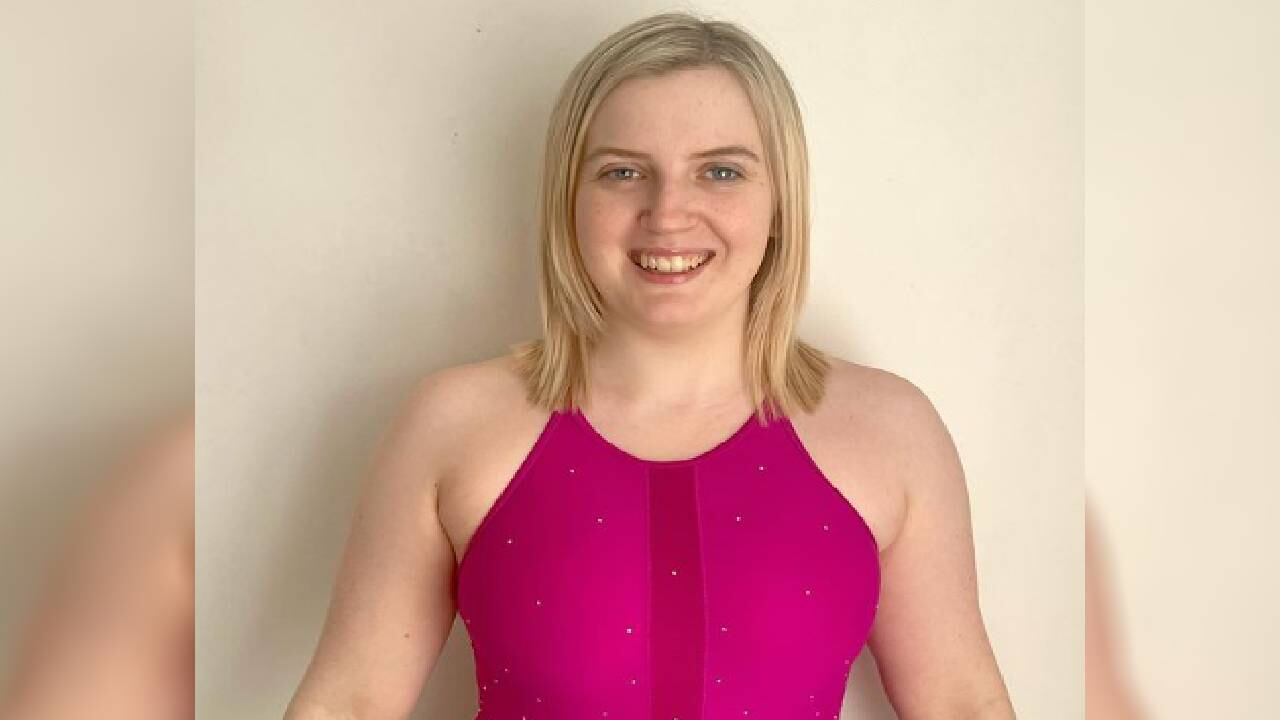 La gimnasia es una de las pasiones de la joven.