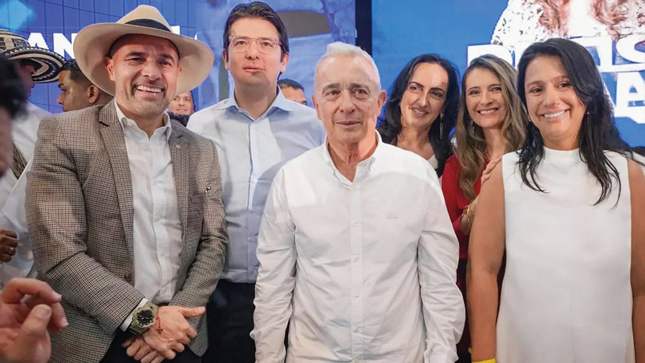 Álvaro Uribe la define como la inteligencia artificial durante sus ocho años de gobierno.