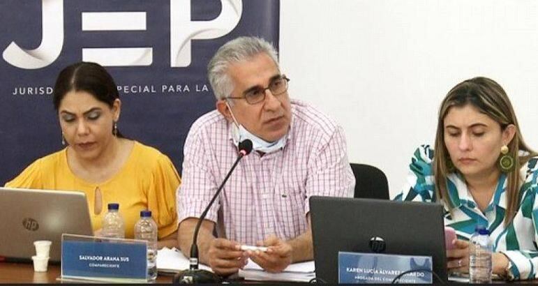 De derecha a izquierda  Karen Lucia Álvarez Ricardo, abogada de oficio de Salvador Arana, según la esposa de Arana la señala de ser la amante de su esposo, que Arana le regaló $5.000.000 para un diseño de sonrisa