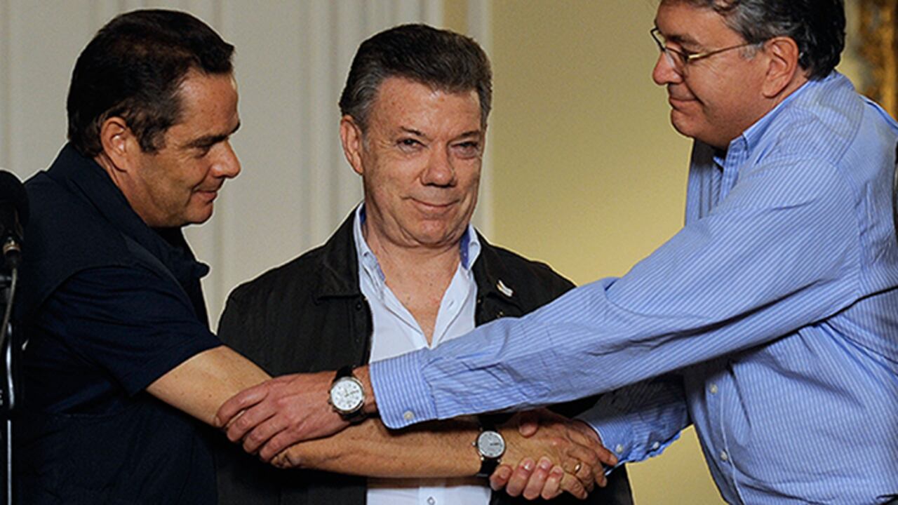 "A través del diálogo todo se puede resolver", dijo el presidente Santos tras una reunión con el Vicepresidente y el Ministro de Hacienda.