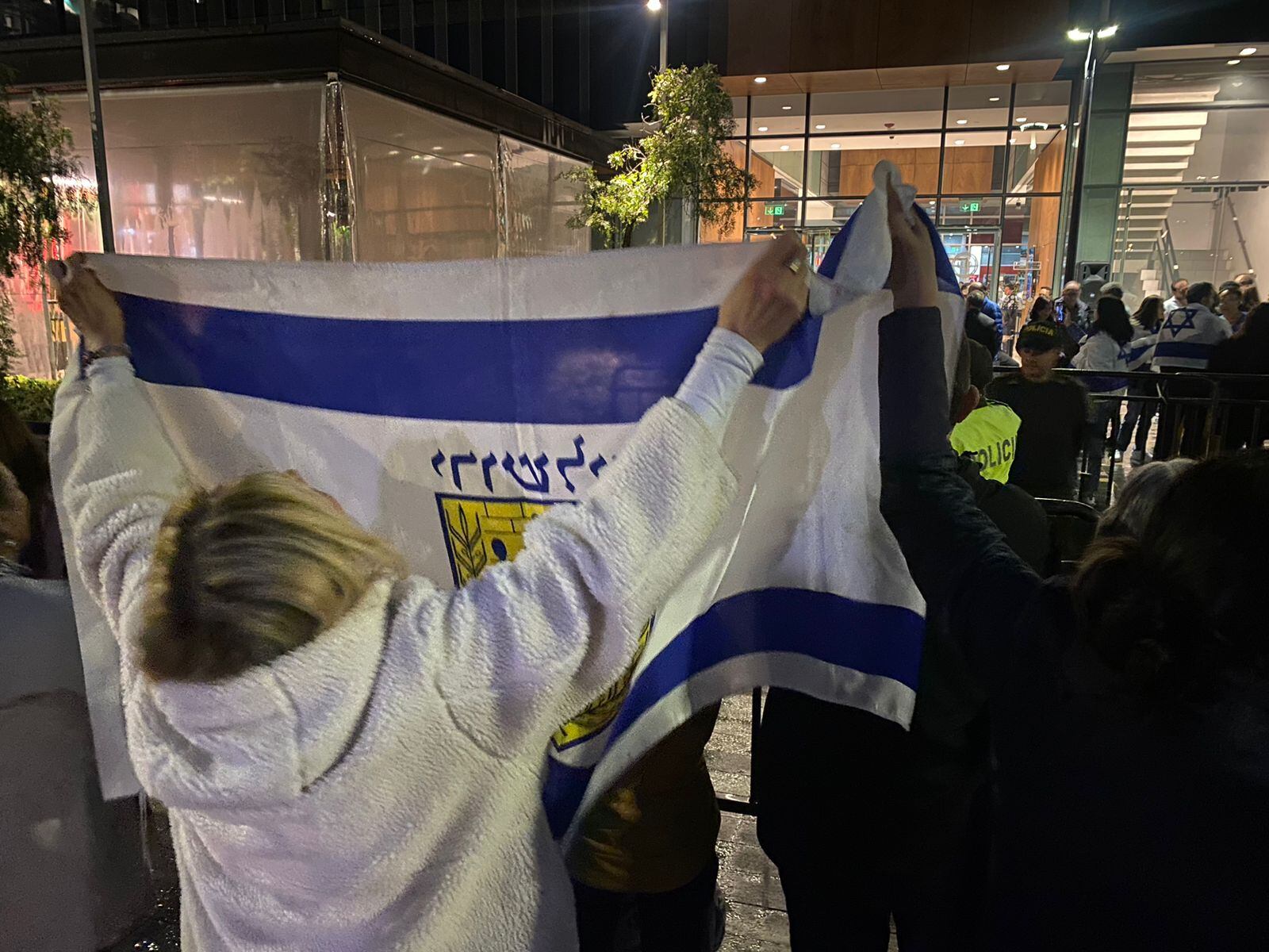 Manifestantes muestran su apoyo a Israel.