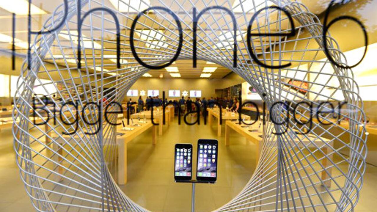 El éxito de Apple en el competitivo mercado chino puede ser atribuido a su sociedad con China Mobile, la mayor operadora mundial de telefonía móvil, y al atractivo de la pantalla más grande de los iPhones 6 y 6 Plus respecto a los modelos previos.