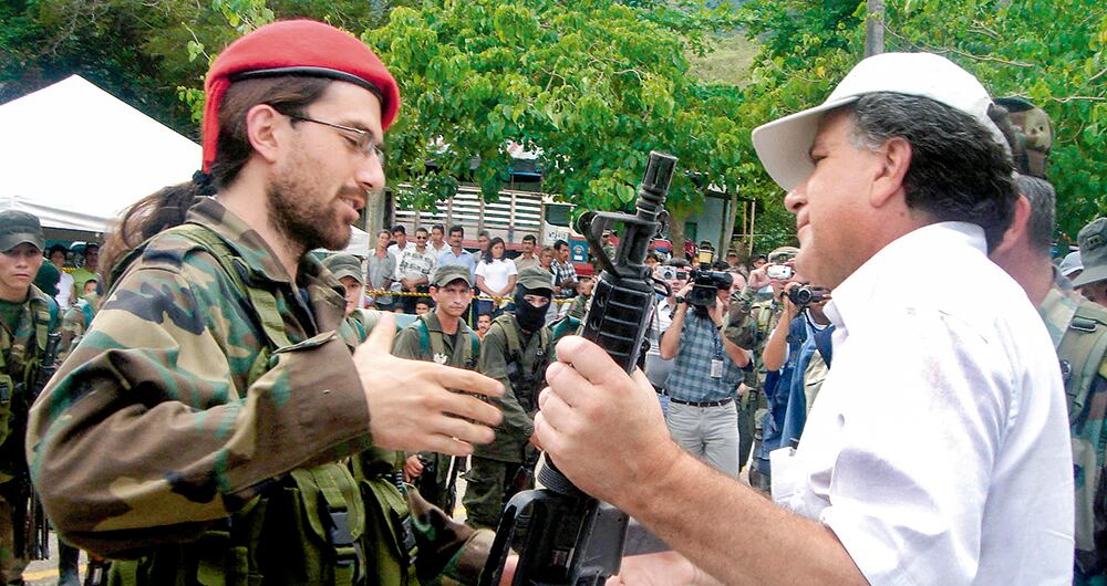 Acto de desmovilización del bloque Cacica La Gaitana. En la foto, el excomisionado de paz Luis Carlos Restrepo y uno de los supuestos comandantes del grupo insurgente.