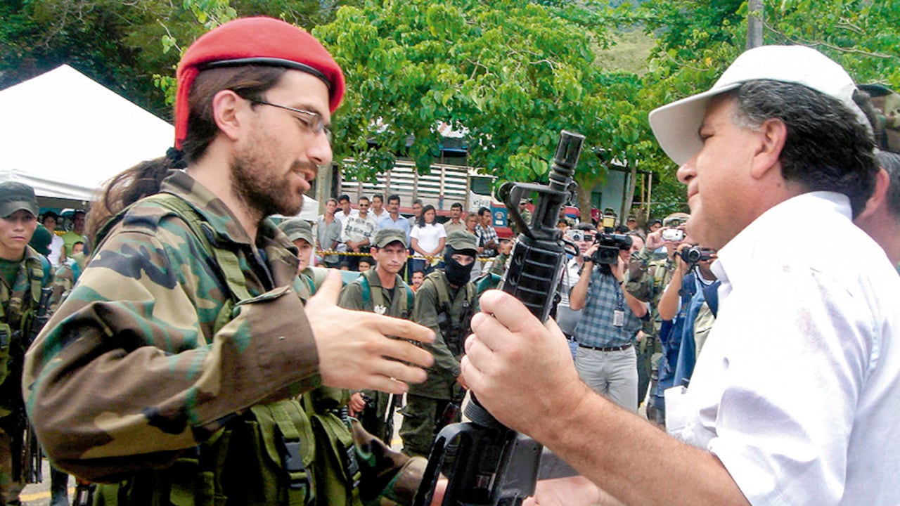 Acto de desmovilización del bloque Cacica La Gaitana. En la foto, el excomisionado de paz Luis Carlos Restrepo y uno de los supuestos comandantes del grupo insurgente.