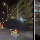 Imagen de motociclista trasteando un gran sofá en moto.