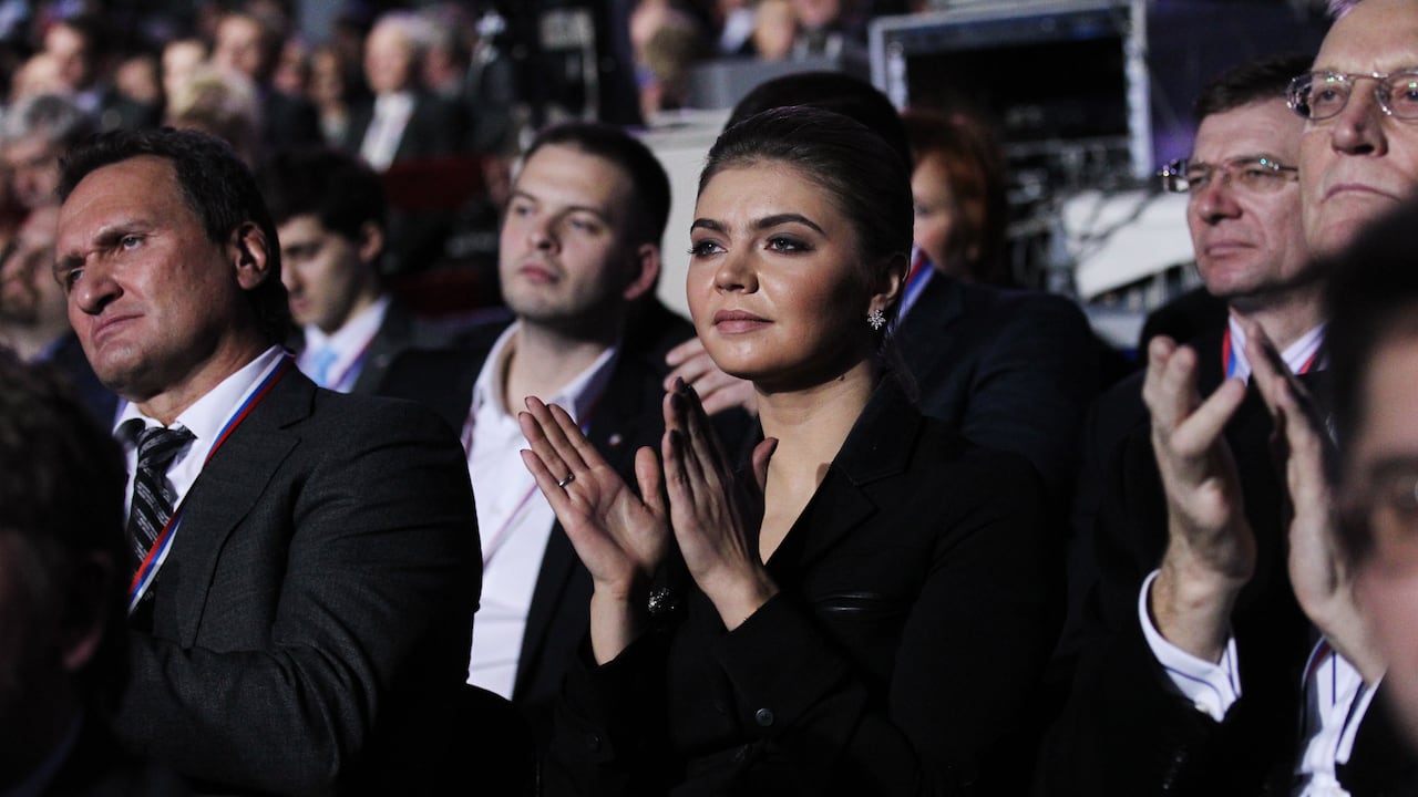 MOSCOW, RUSSIA - NOVEMBER 27: La política rusa y antigua campeona olímpica, Alina Kabaeva, aplaude un discurso de Vladimir Putin.