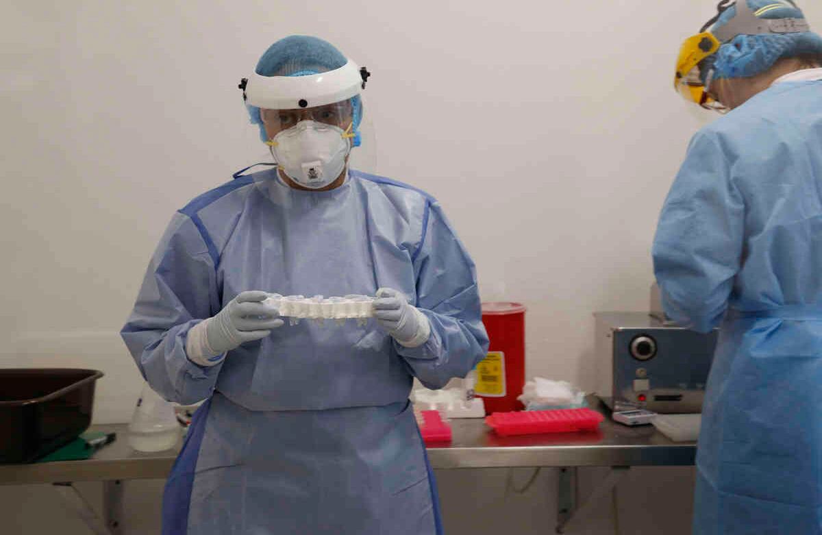 Sin embargo desde la próxima semana, Colombia empezará a realizar pruebas masivas con el fin de reducir el subdiagnóstico.  Cortesía Universidad El Bosque Foto: Guillermo Torres.