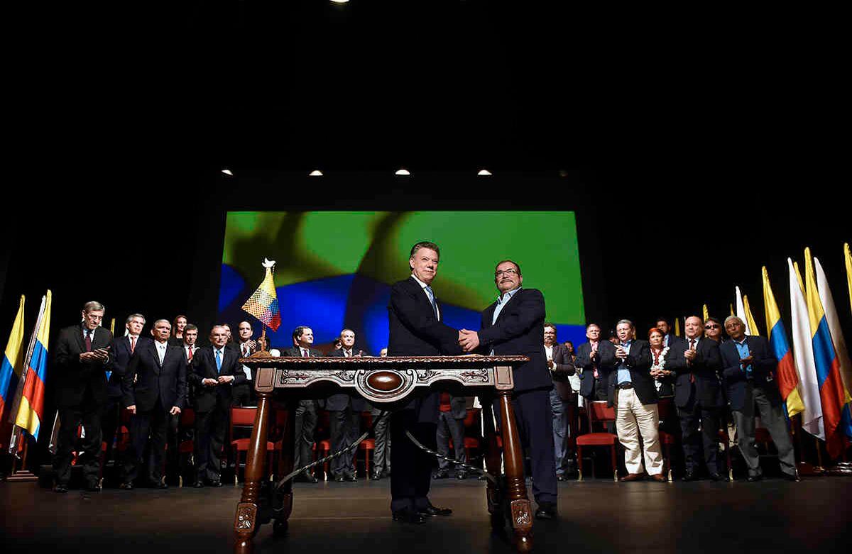 Con menos entusiasmo y más pragmatismo, el Gobierno y las FARC firmaron el 30 de noviembre, en el teatro Colón de Bogotá, el nuevo acuerdo de paz que busca acabar con medio siglo de guerra, renegociado para incluir propuestas de los principales promotores del No en el plebiscito, a pesar de que los opositores siguen inconformes con lo pactado en La Habana. Foto: SIG.