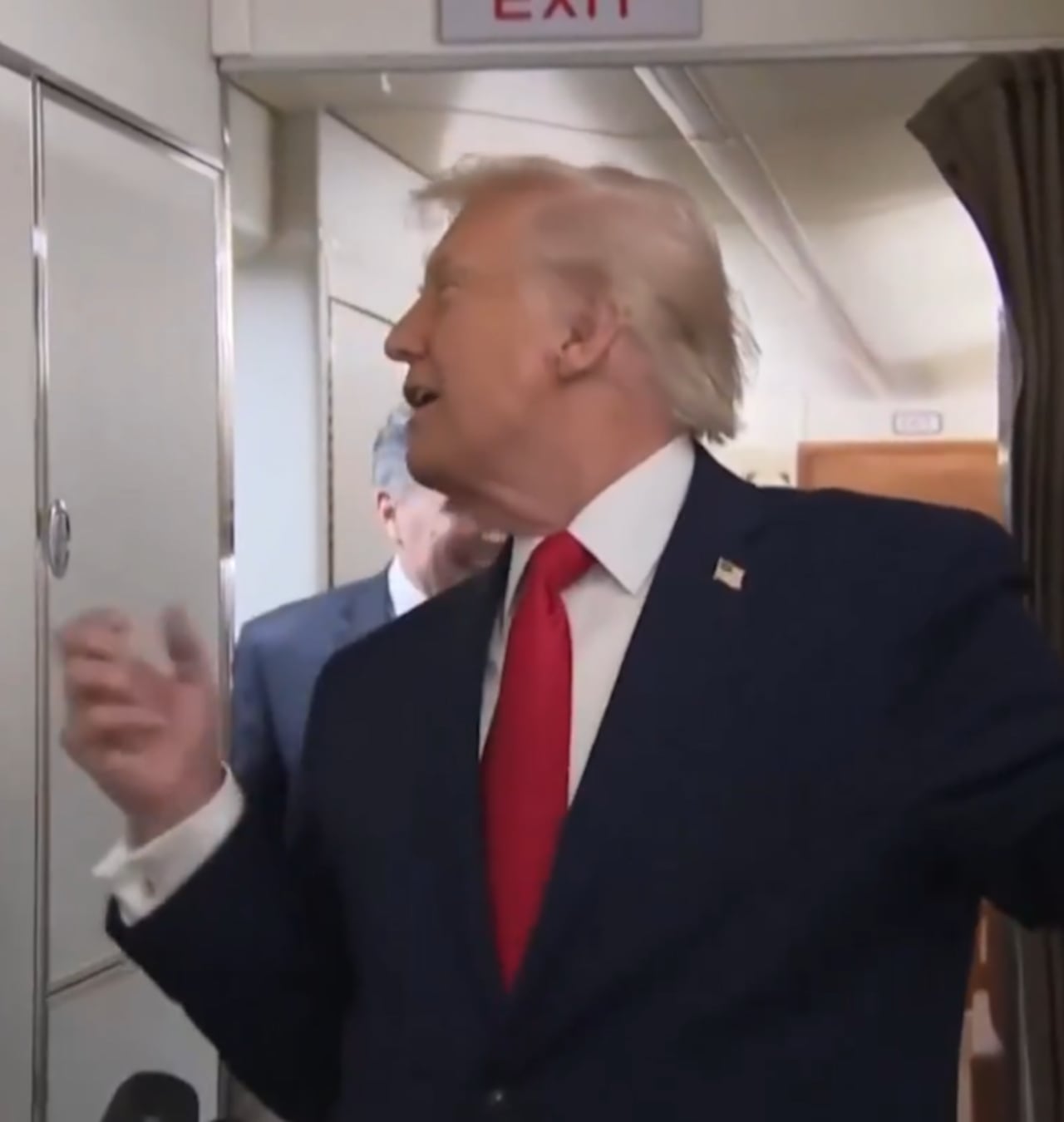 Donald Trump es interrumpido por un funcionario que salía del baño