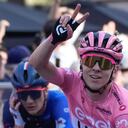 El esloveno Tadej Pogacar, vistiendo la camiseta rosa de líder general, muestra el signo de la victoria después de cruzar la línea de meta de la 21ª y última etapa del Giro D'Italia, carrera ciclista de la vuelta a Italia, en Roma, el domingo 26 de mayo de 2024. ( Foto AP/Andrew Medichini)