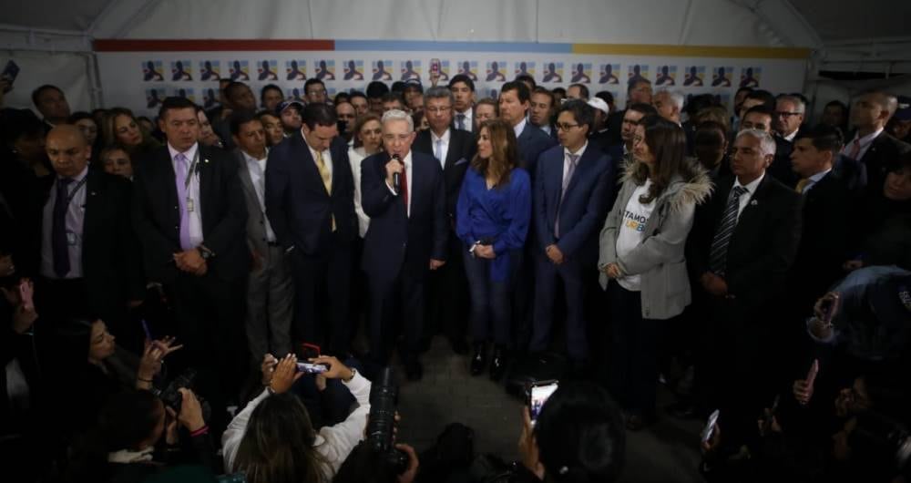 Luego de la emisión de un video en donde se exaltaba su gestión como presidente, hacia las ocho de la noche, Álvaro Uribe llegó a la sede del Centro Democrático y dio un discurso de una hora y cuarto en el que explicó las razones de su inocencia.