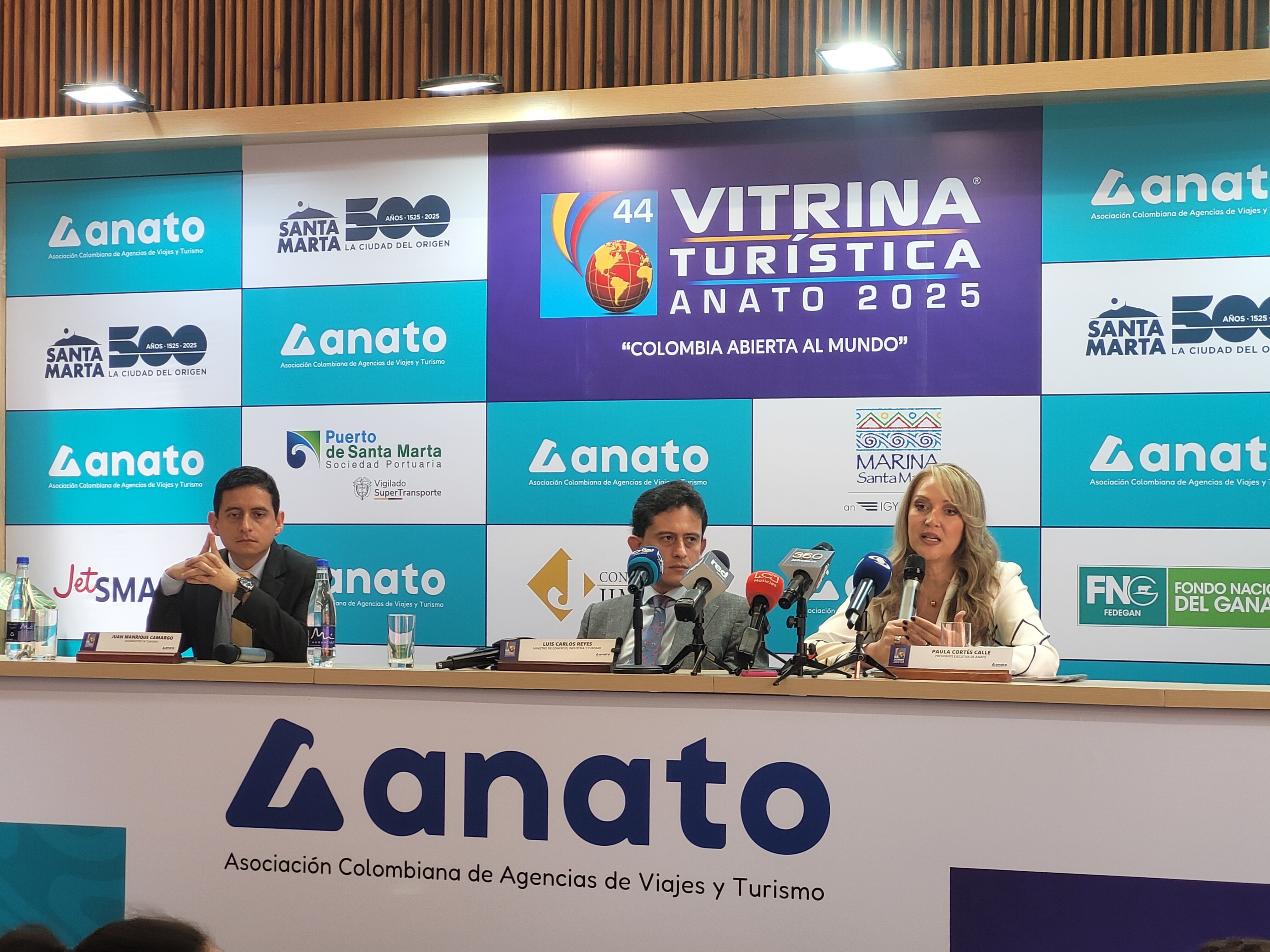 Juan Manrique Camargo, viceministro de Turismo; Luis Carlos Reyes, ministro de Comercio, Industria y Turismo, y Paula Cortés, presidenta de Anato.