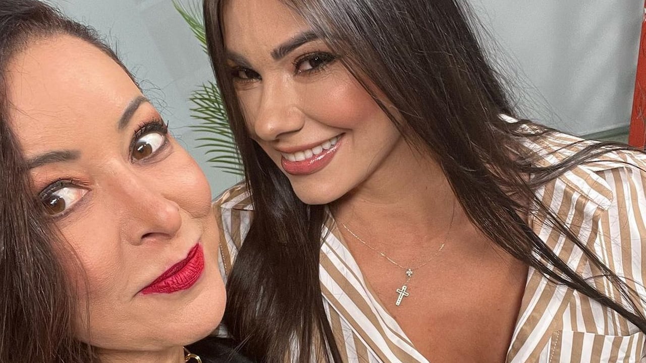 Esperanza Gómez y Flavia Dos Santos encendieron las redes con sensual beso.