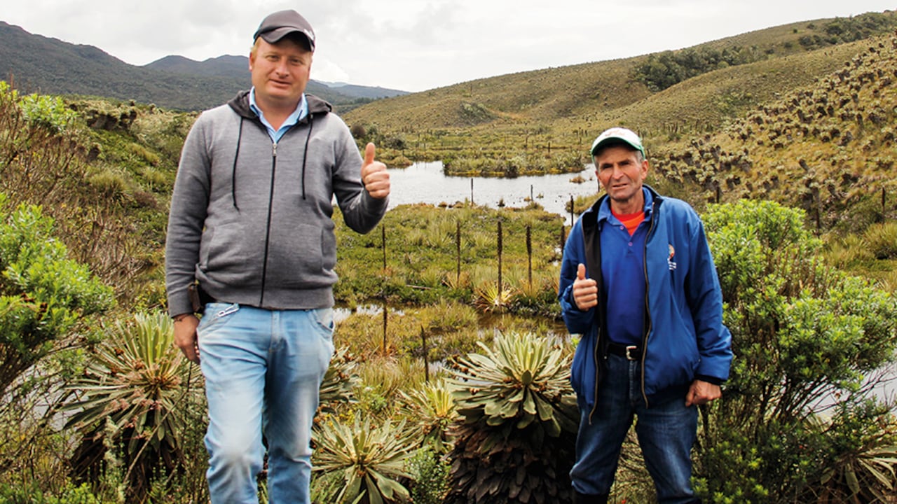 Jairo y Vidal aseguran tener el mejor trabajo del mundo: cuidar el páramo donde nace el río Bogotá, el alma de la sabana de los muiscas. La laguna del Valle es la primera en recibir las gotas cristalinas del río Funza o Bogotá.