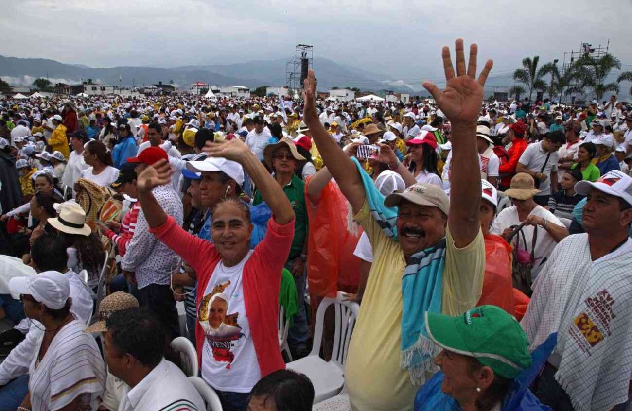 Esperando con fervor a su santidad. Foto: León Darío Peláez