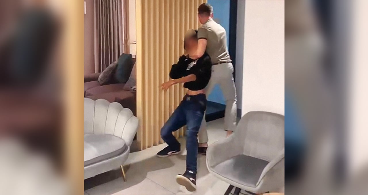 El gerente de una agencia le hace una llave en el cuello a otro compatriota.