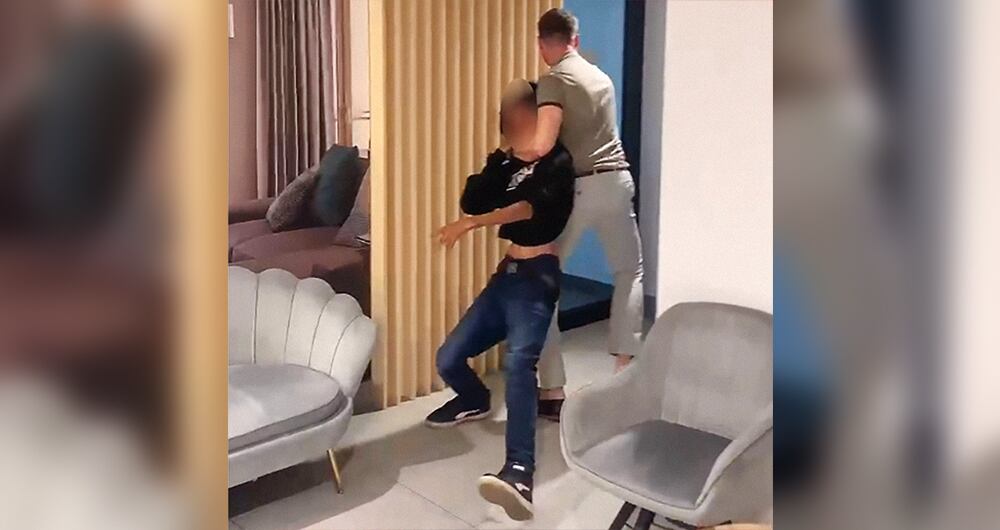 El gerente de una agencia le hace una llave en el cuello a otro compatriota.
