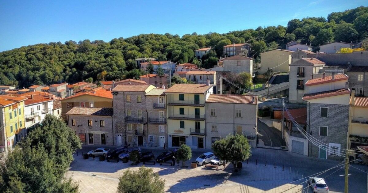 Ollolai, localidad ubicada al interior de Cerdeña, una de las islas más turísticas del Mediterráneo.