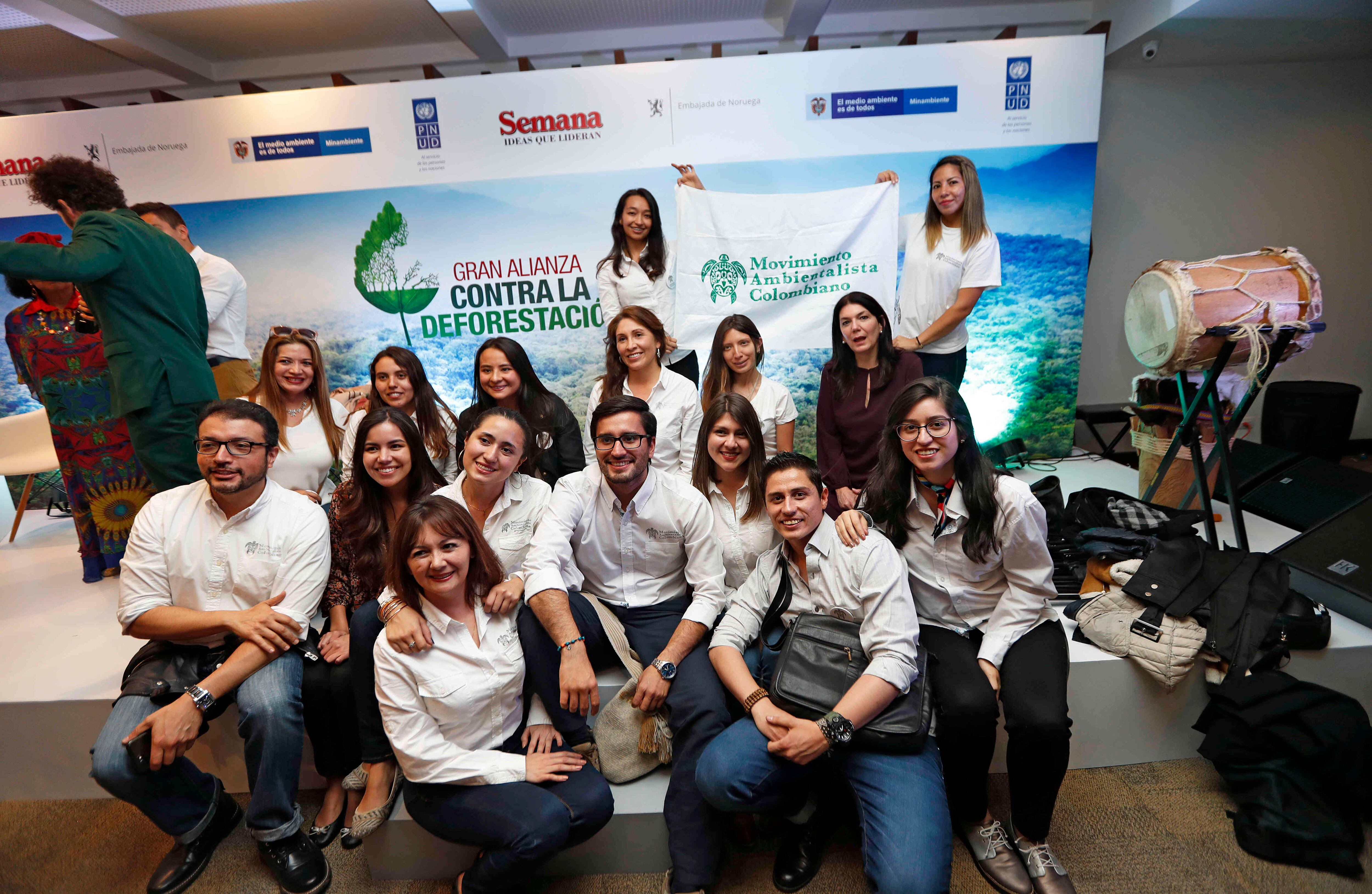 Jóvenes ambientalistas del Movimiento Ambientalista Colombianos fueron algunos de los asistentes al desconectado de la Gran Alianza Contra la Deforestación y PNUD. Foto: León Darío Peláez/ semana.