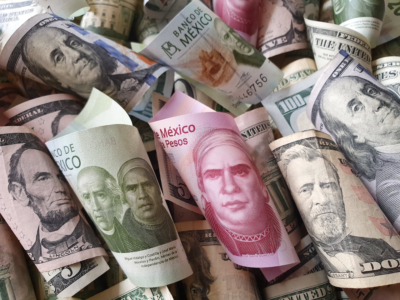 Pesos mexicanos y dólares americanos