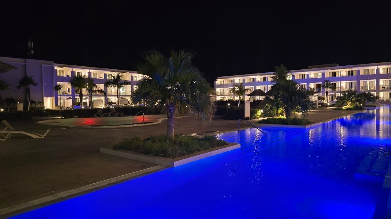 Este resort combina elegancia, gastronomía gourmet y vistas impresionantes al mar Caribe, siendo ideal para quienes buscan descanso con estilo y una conexión auténtica.