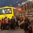 Un vehículo quedó varado en Bogotá y sus pasajeros tuvieron que empujarlo.