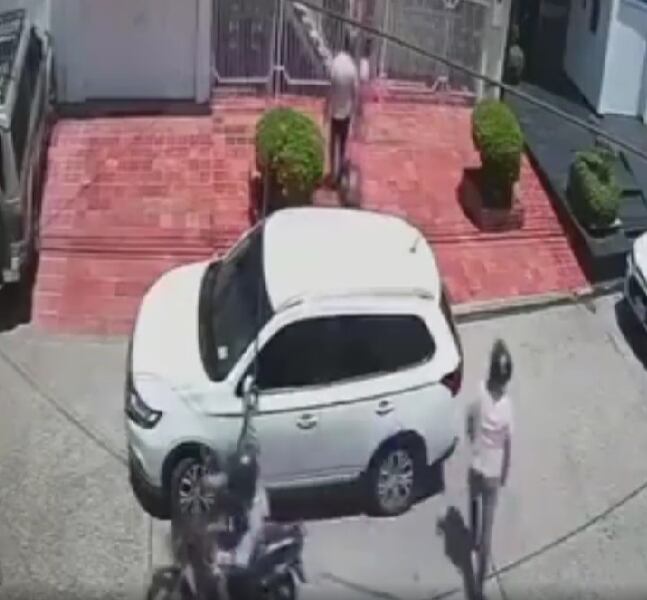 Los delincuentes se movilizaban en una motocicleta.