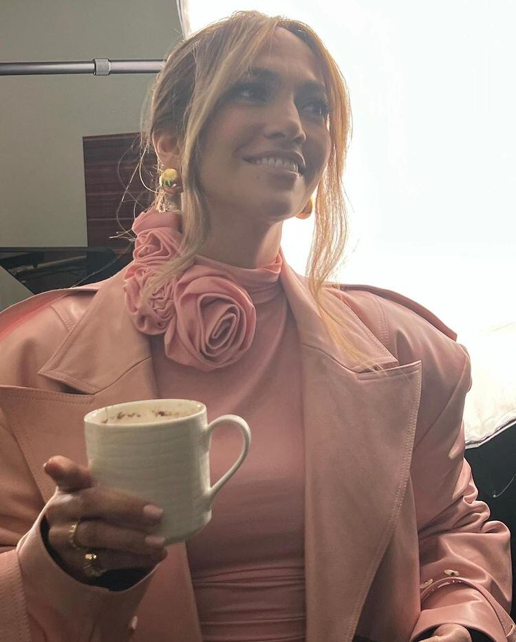 JLo ha recibido miles de elogios, a propósito del vestido rosa que usó recientemente en un evento.