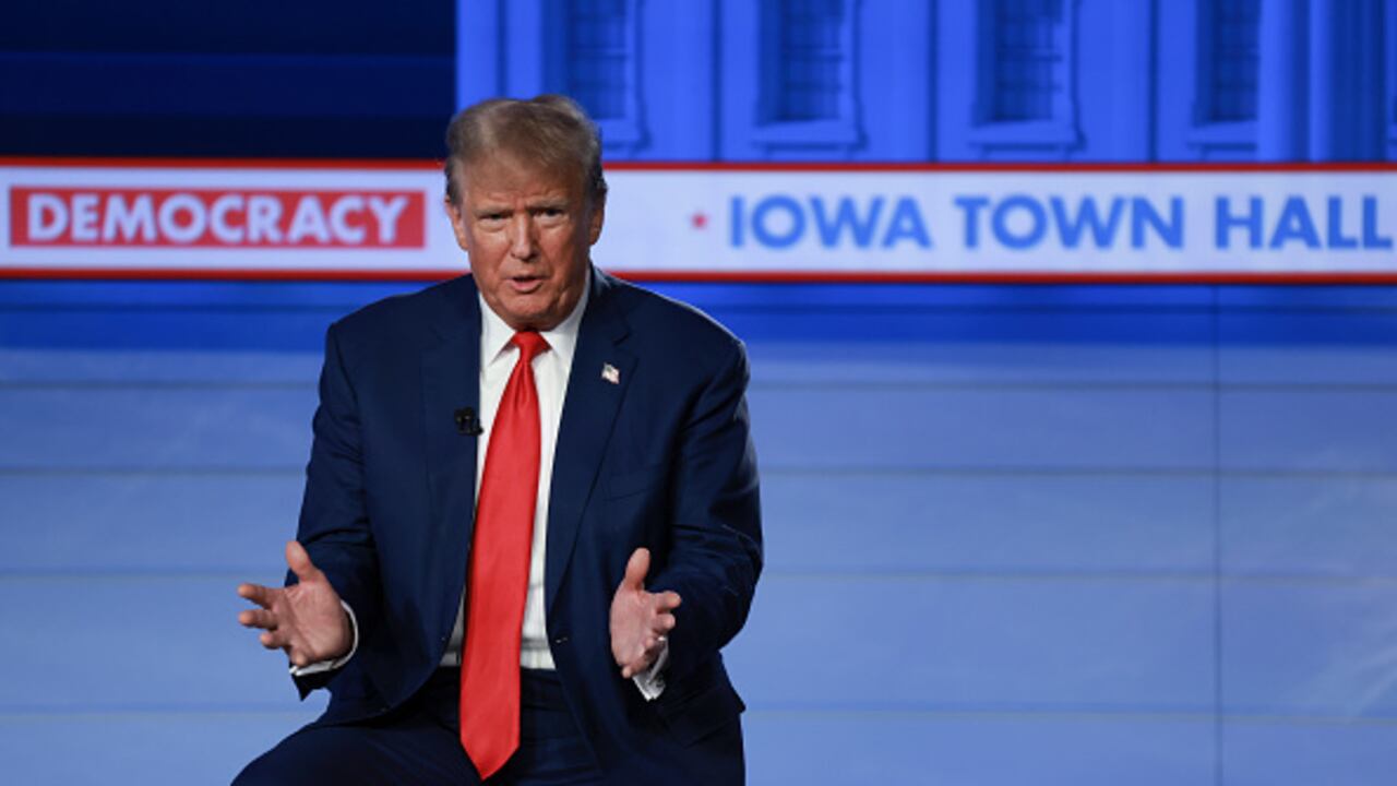 El candidato presidencial republicano, el expresidente Donald Trump, participa en un ayuntamiento de Fox News el 10 de enero de 2024 en Des Moines, Iowa.