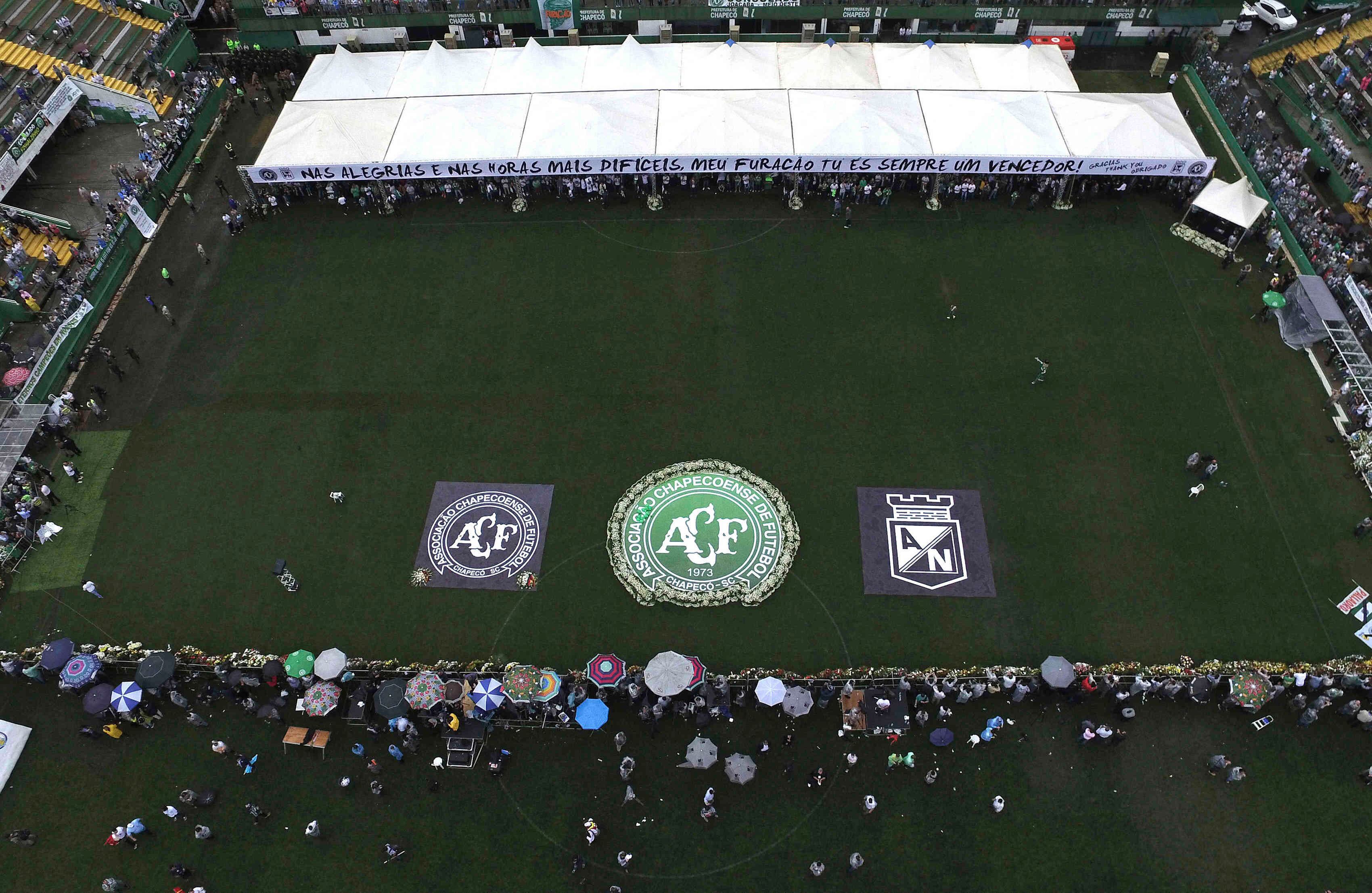 Los escudos del Chapecoense y Atlético Nacional fueron puestos en la gramilla del equipo brasilero como homenaje y agradecimiento. Foto: AP.