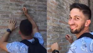 El turista escribió su nombre y el de su novia en uno de los muros.