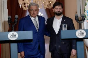 El presidente chileno Gabriel Boric (R) y su homólogo mexicano Andrés Manuel López Obrador llegan para una declaración conjunta tras su reunión en el palacio presidencial de La Moneda en Santiago, el 10 de septiembre de 2023.