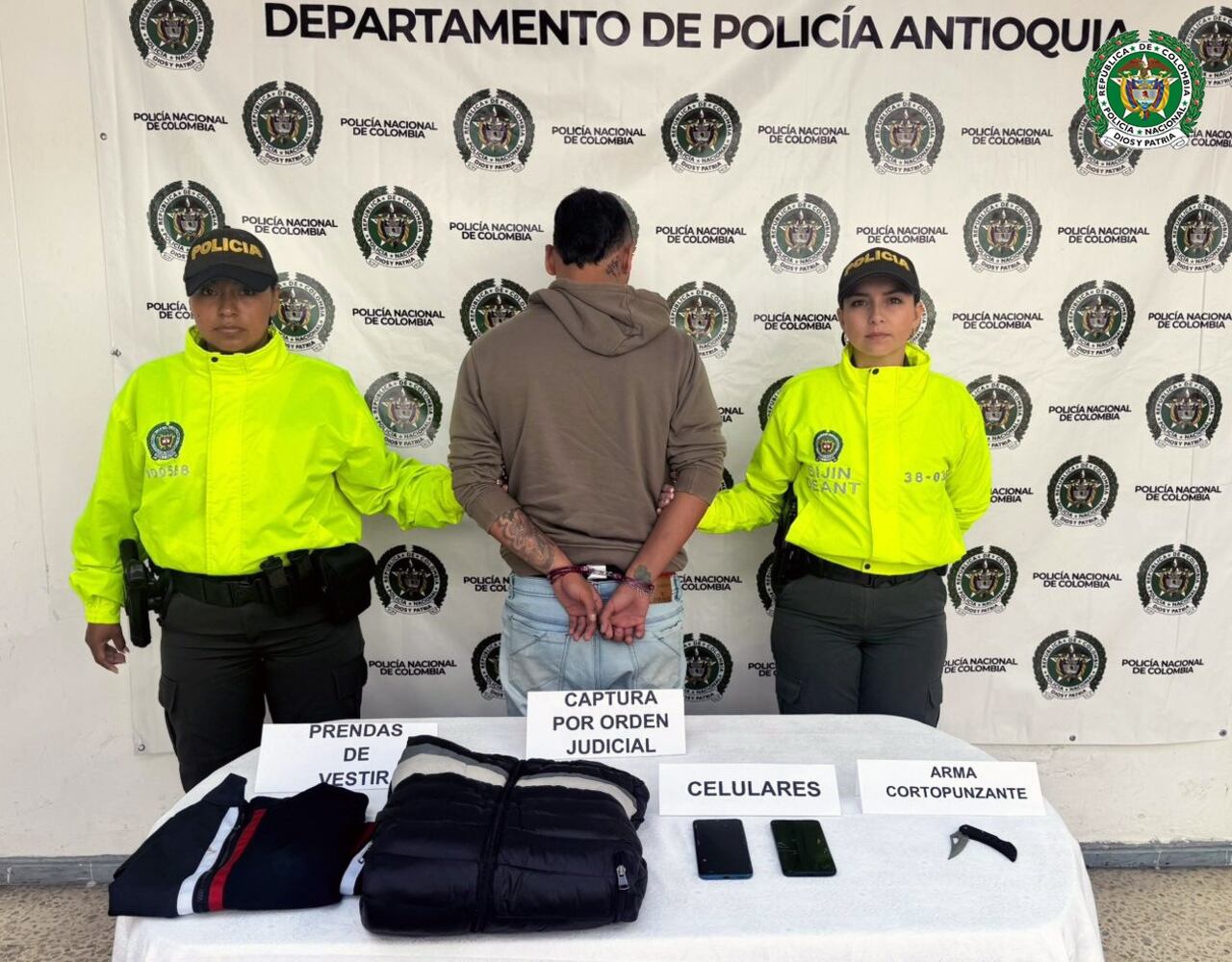 Elementos que decomisaron las autoridades en medio de la captura del hombre.