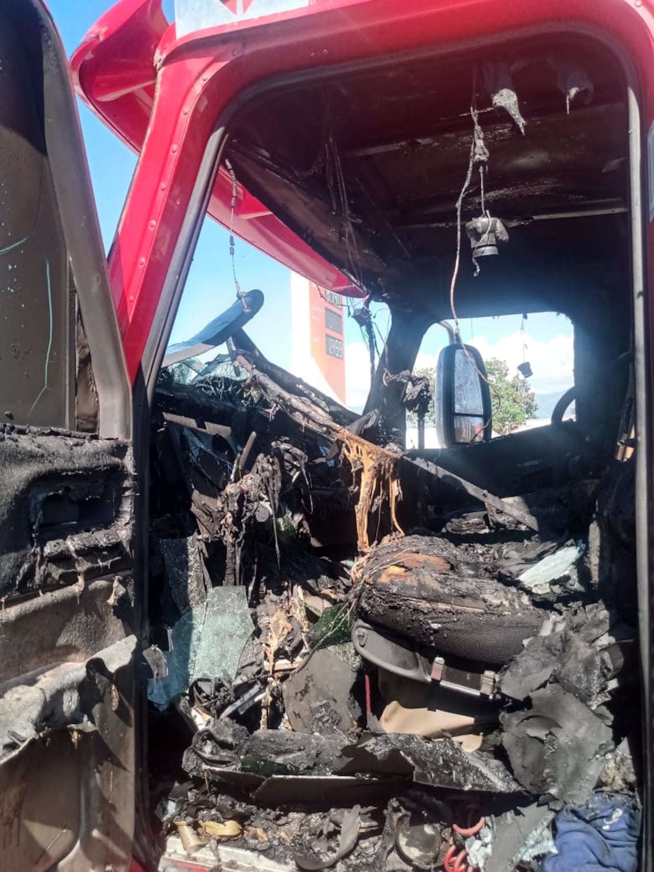 Camion incinerado por manifestantes