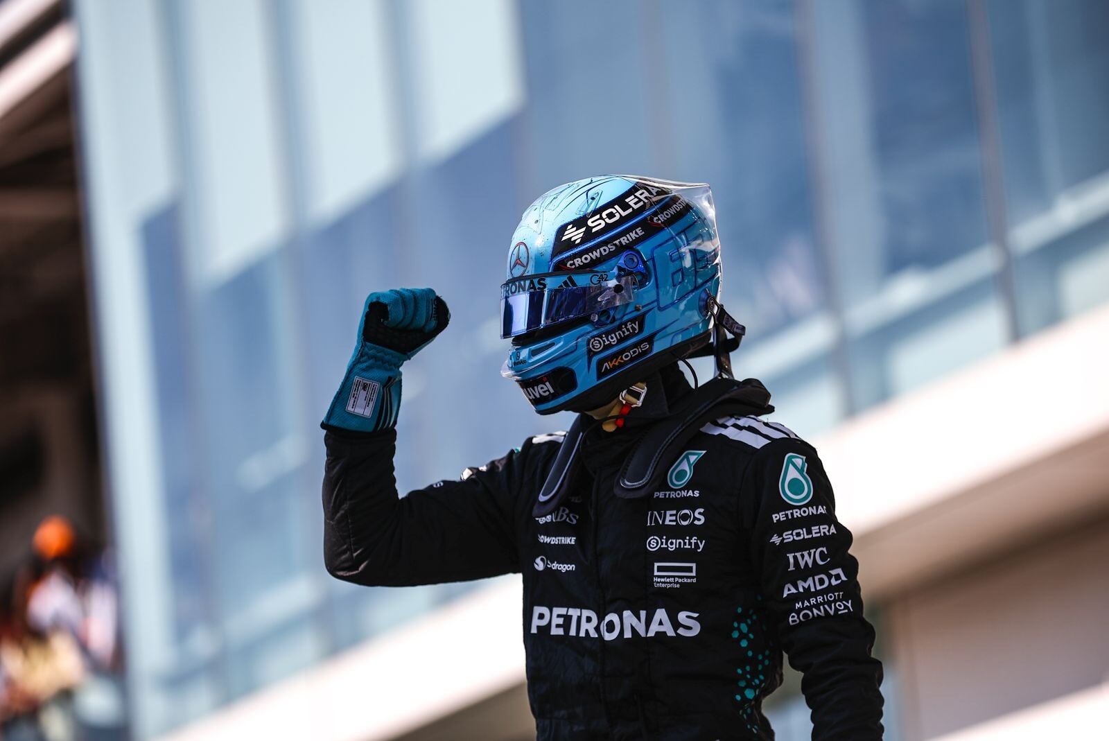Russell ganó desde la pole en una carrera decisiva para Mercedes.