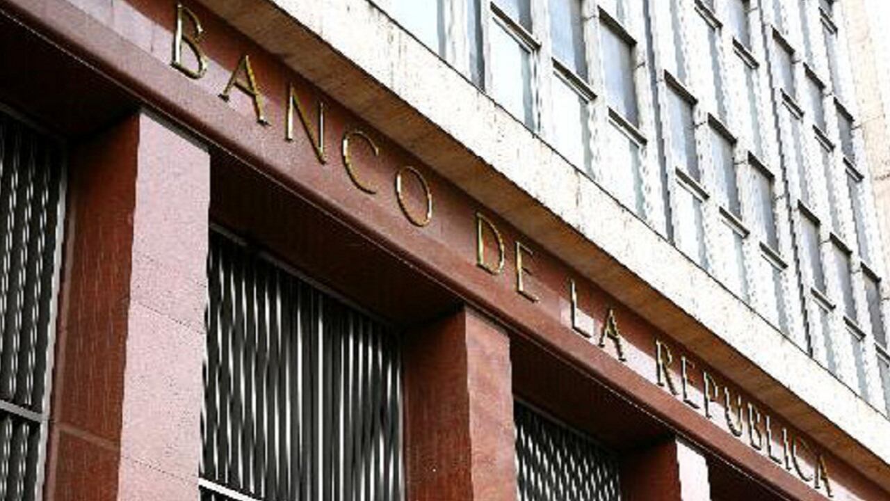 La máxima autoridad monetaria del país detuvo en septiembre su ciclo alcista de la tasa de interés, por el adverso panorama externo, principalmente la incertidumbre de la magnitud del impacto que provocará sobre la economía del país el desplome de los precios del petróleo, su principal generador de divisas.