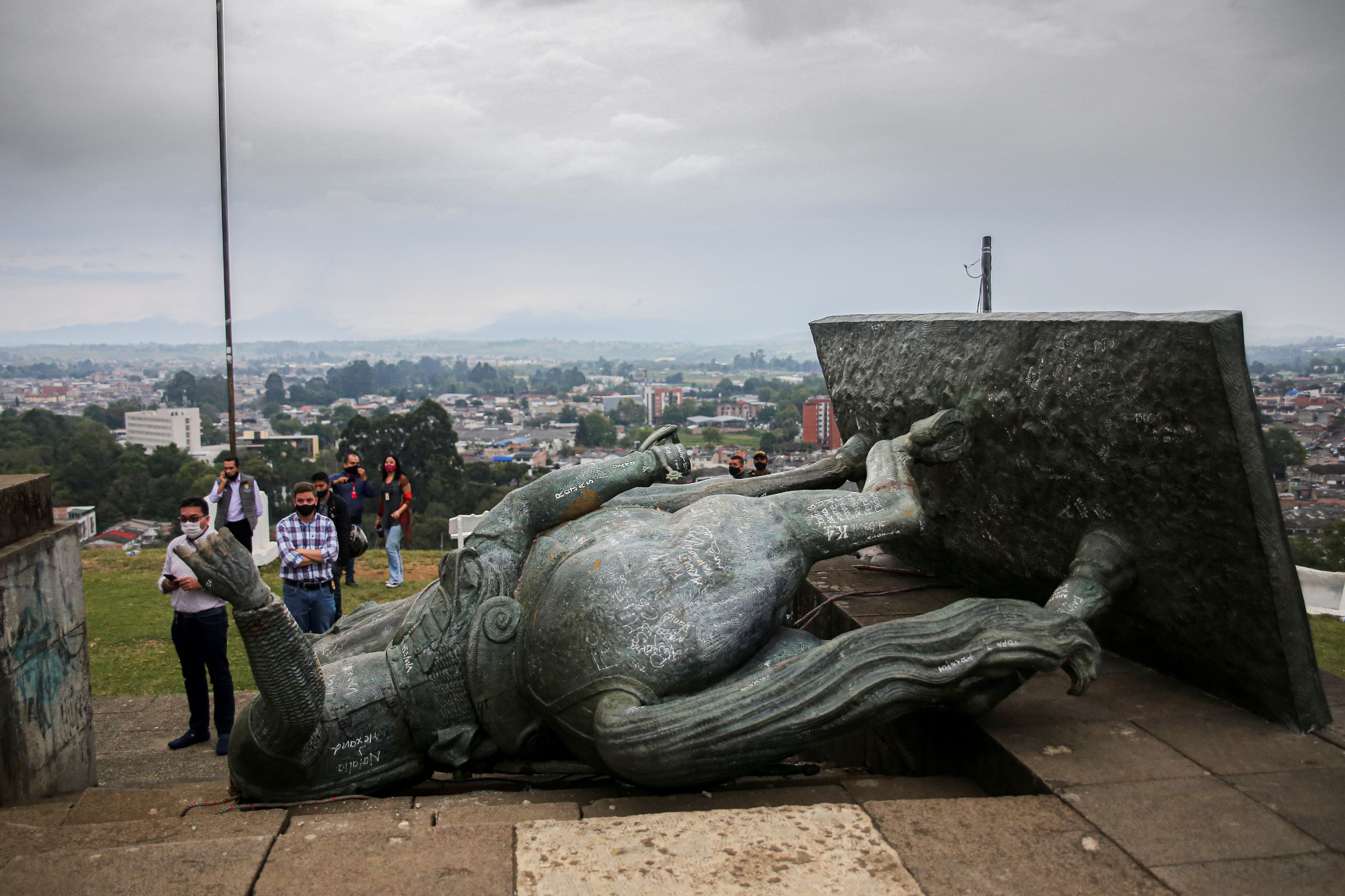 Indígenas de la etnia Misak tumban la estatua del conquistador español Sebastián de Belalcázar. Foto: Julián Moreno / AFP