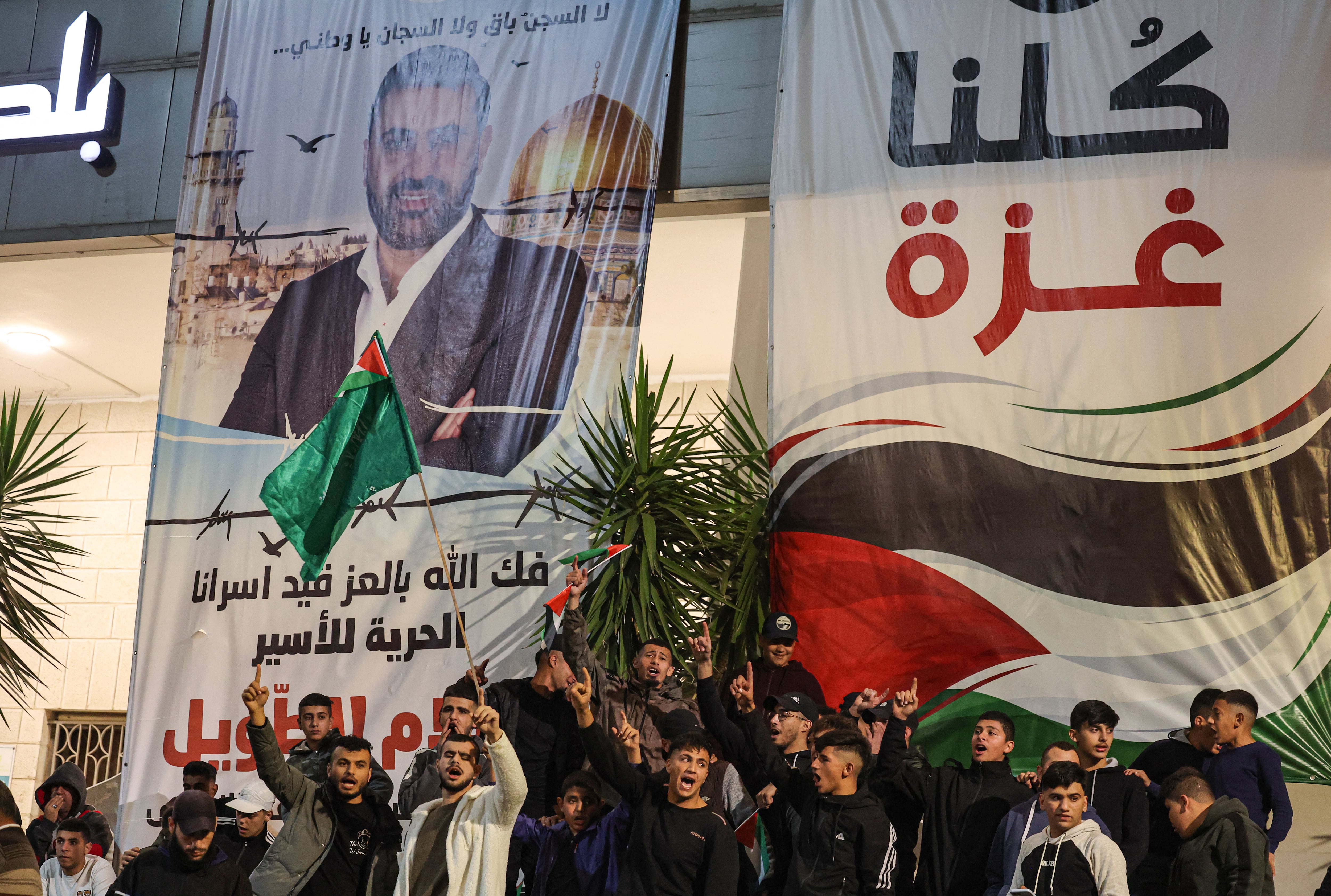 Los palestinos celebran mientras esperan a los prisioneros excarcelados de las instalaciones militares israelíes de Ofer a cambio de rehenes liberados por Hamás en Gaza, en Ramallah, en la Cisjordania ocupada, a principios del 26 de noviembre de 2023.