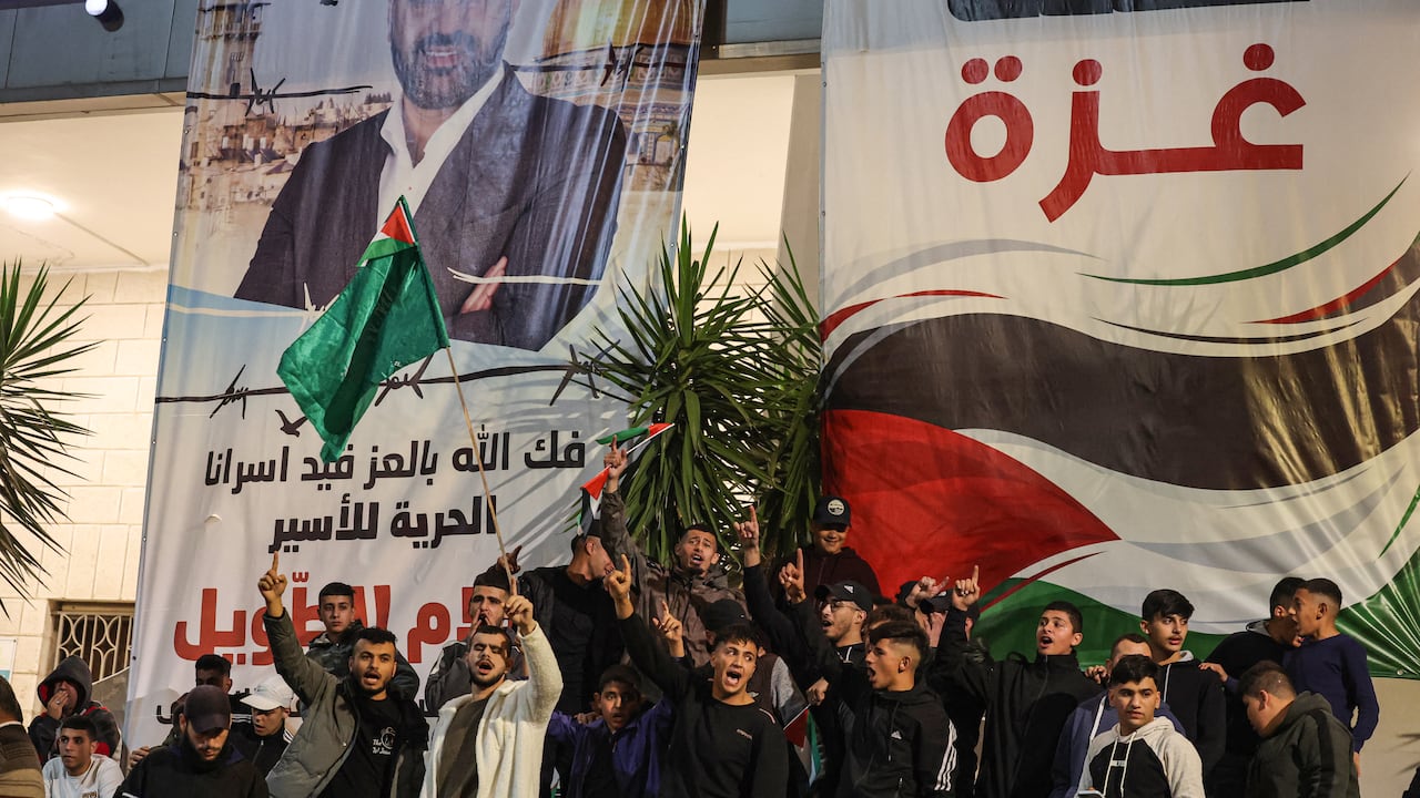 Los palestinos celebran mientras esperan a los prisioneros excarcelados de las instalaciones militares israelíes de Ofer a cambio de rehenes liberados por Hamás en Gaza, en Ramallah, en la Cisjordania ocupada, a principios del 26 de noviembre de 2023.