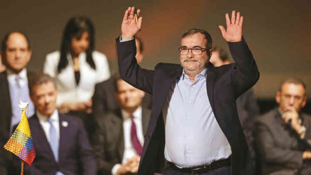 El jueves 24 de noviembre se firmó el nuevo acuerdo de paz en el Teatro Colón de Bogotá. En el escenario estuvieron las delegaciones del gobierno y las Farc. El jefe de ese grupo rebelde sorprendió cuando dijo que había que pensar en un gobierno de transición.