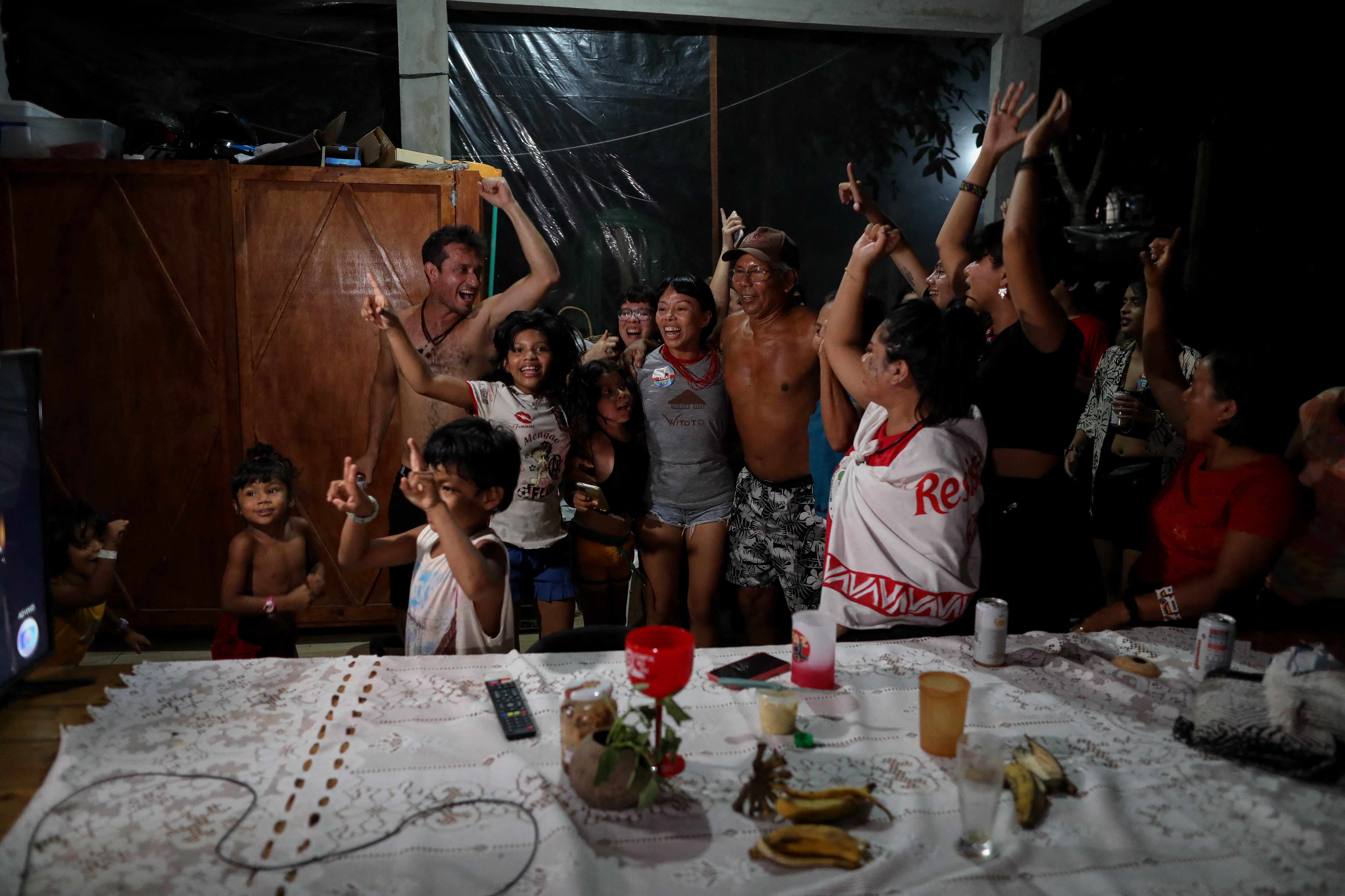 Comunidad Witoto celebrando triunfo de Lula da Silva como nuevo presidente de Brasil.