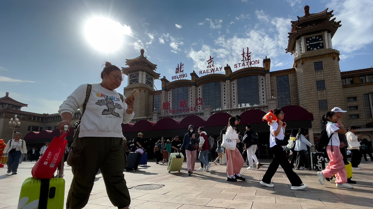 Las vacaciones de este año comenzaron con el Festival del Medio Otoño el viernes y también incluyen el Día Nacional, el 1 de octubre. (AP Photo/Andy Wong)