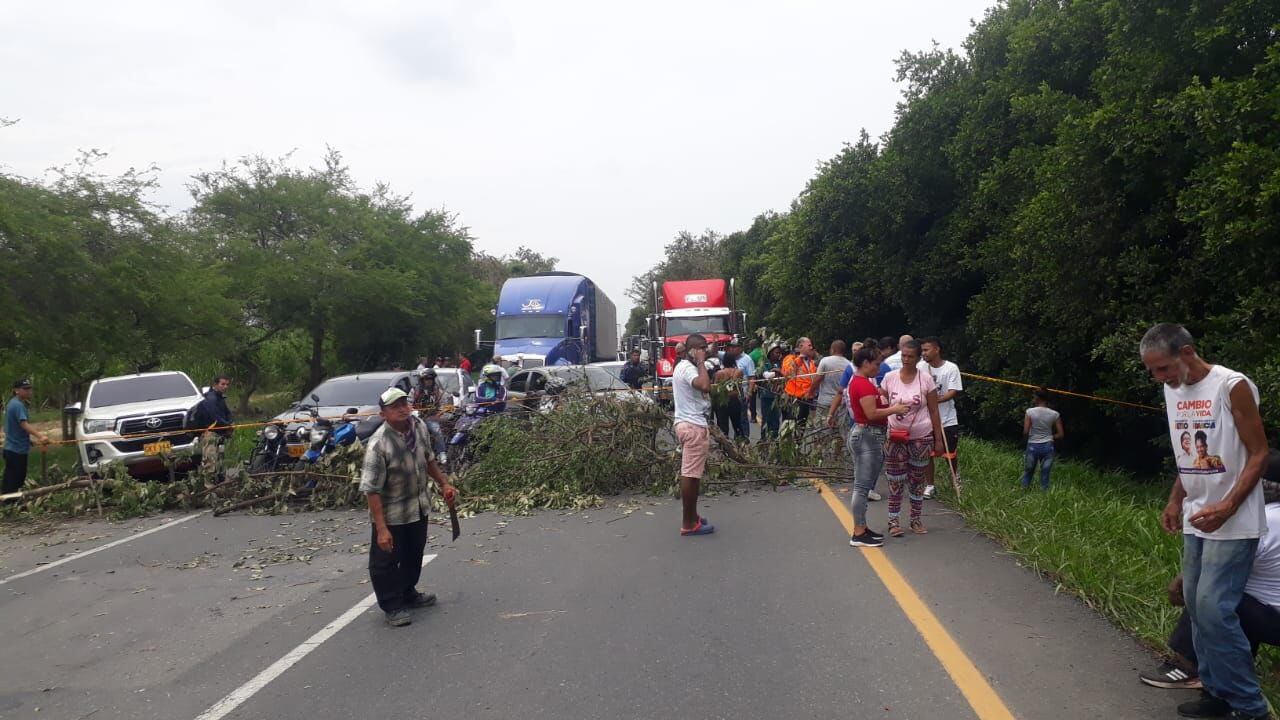 La comunidad de Guacarí bloqueo la vía que conduce a Cali para pedir soluciones.