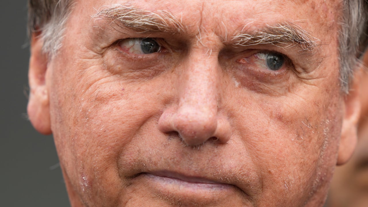 El expresidente brasileño Jair Bolsonaro, a quien se le permitió dejar temporalmente el arresto domiciliario para recibir tratamiento médico.