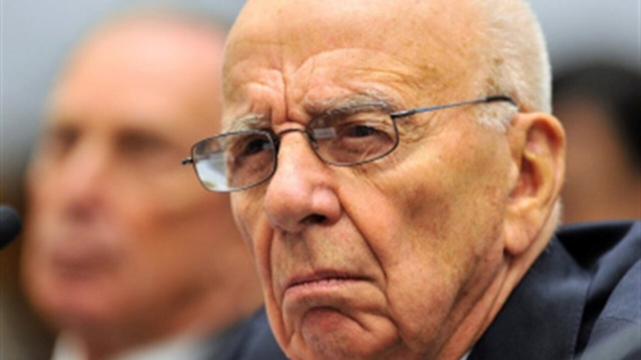 Ante un cúmulo de parlamentarios británicos, Rupert Murdoch presentó disculpas por las cuestionables maniobras que usó su periódico para obtener información.