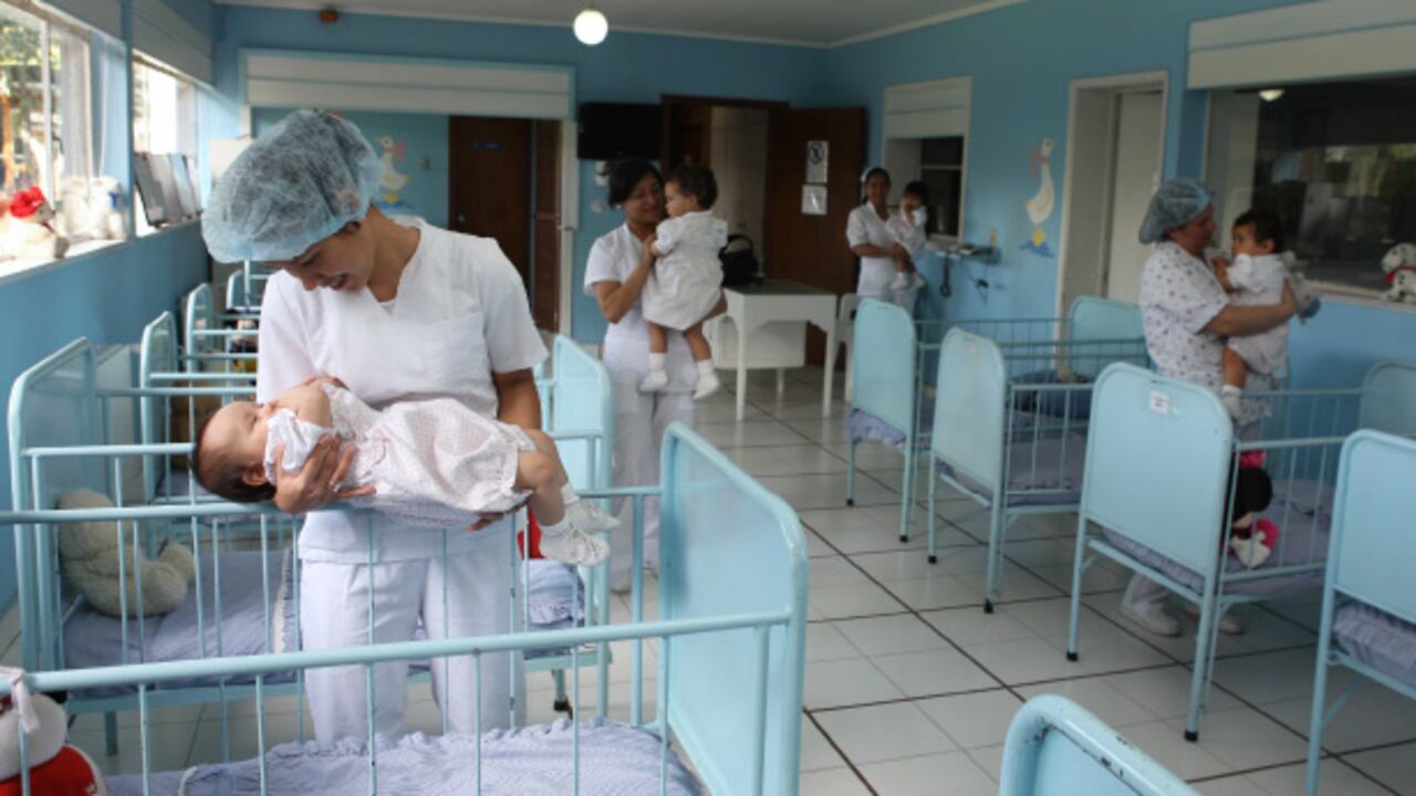 El año pasado, dos casas de adopción decidieron no recibir más solicitudes porque son pocos los niños que logran la autorización legal para ser adoptados.