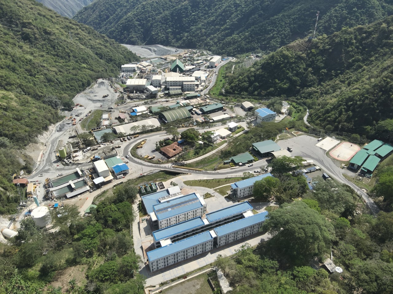 4.000 toneladas de material minero se procesan por día en la Mina Buriticá. Cuenta con la Planta de Tratamiento de Aguas más moderna de Colombia y una de las más avanzadas en Latinoamérica. Esta requirió inversiones por 44 millones de dólares.