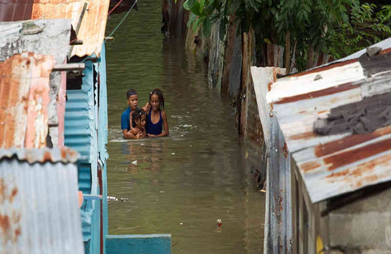 El huracán llegó a afectar a Santo Domingo en República Dominicana obligando a la evacuación de cientos de familias damnificadas por las inundaciones y los fuertes vientos. Fotografía vía: Erika Santelices / AFP