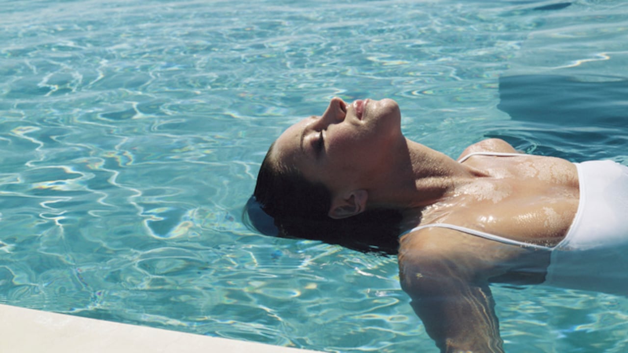 Tanto las personas rubias por naturaleza como los cabellos teñidos, requieren un tratamiento riguroso para mantener el brillo y vitalidad del pelo.